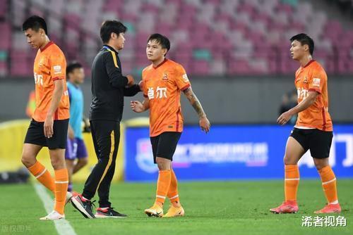  法兰克福主场球迷抗议俱乐部管理层决策引关注  