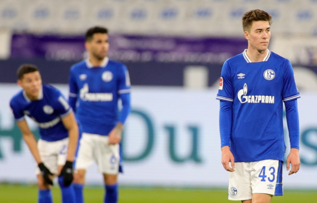  沙尔克04历史性降级引发球迷抗议潮  