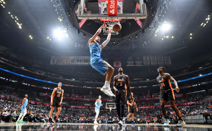  魔术新核成长迅速，客场挑落国王  